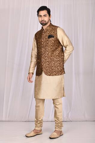 Samyukta Singhania Mandarin Collared Bundi Kurta Set