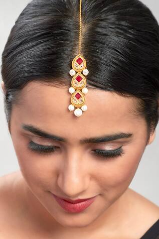 Ahaanya Kundan Embellished Maangtikka