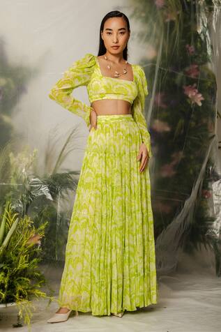 The Iaso Floral Pattern Crop Top & Skirt Set