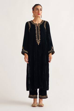 Anantaa by Roohi Velvet Embroidered Kurta