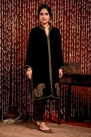 Chandbari Paisley Embroidered Kurta & Pant Set