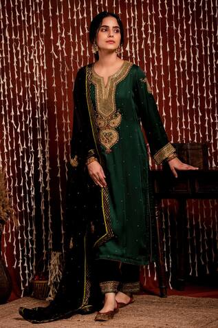 Chandbari Paisley Embroidered Kurta Set