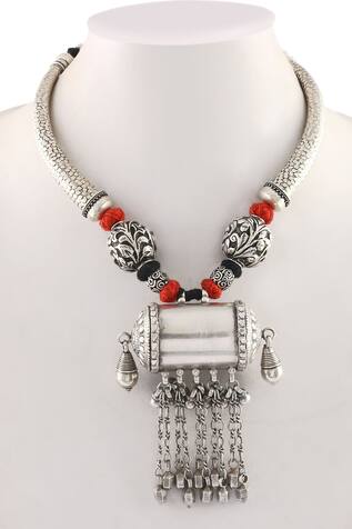 Noor Handcrafted Thread Necklace