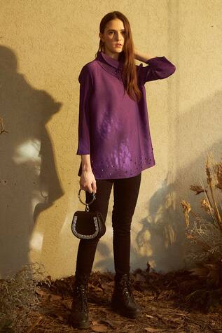 Tasuvure Dainty Pearl Embroidered Top