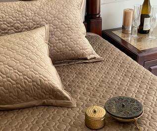 Sadyaska Velvet Quilted Bedsheet Set
