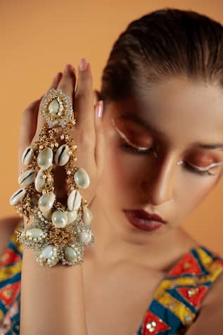 Pearl Embellished Haathphool 