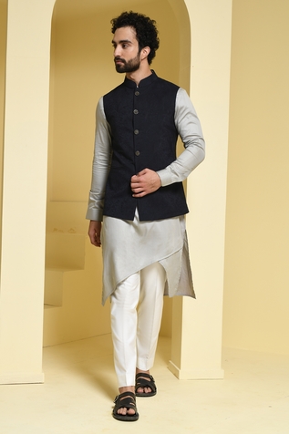 KUSTOMEYES Floral Embroidered Bundi & Kurta Set