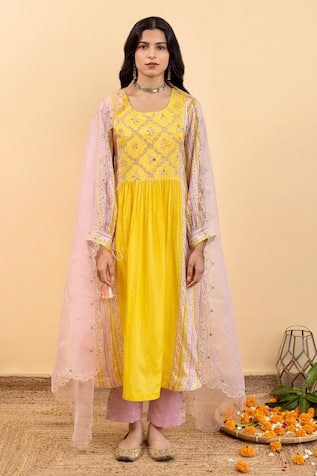 Pita Nila Kira Floral Print Gathered Kurta Set 