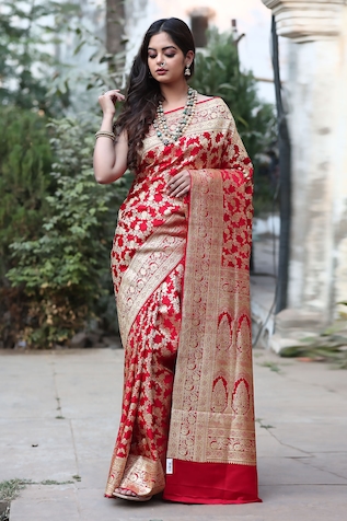 Buy Red Muslin Printed Round Solid Saree With Blouse For Women by Nazaakat  by Samara Singh Online at Aza Fashions.