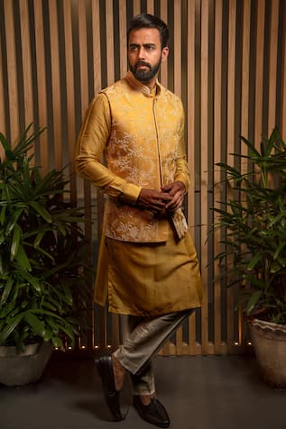 Floral Embroidered Bundi & Kurta Set 