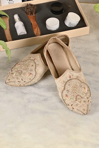 Soniya G Floral Embroidered Pointed Toe Juttis