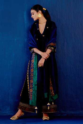 Devnaagri Zari Embroidered Velvet Kurta Set 