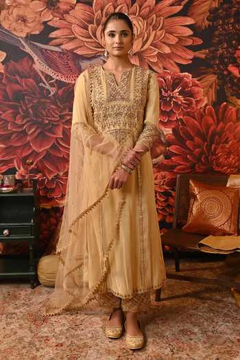 Moledro Shira Embroidered Kurta Set 