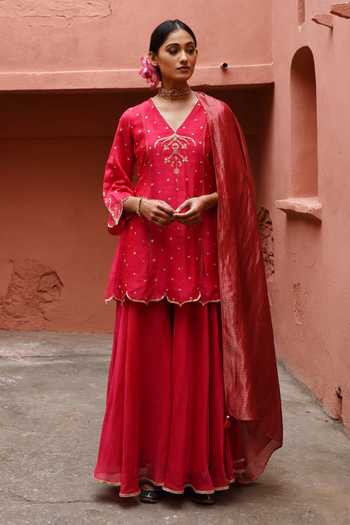 Deep Thee Panelled Short Kurta Set 