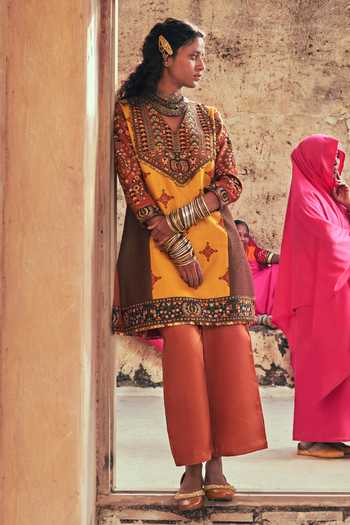 Taisha Thread Work Kurta & Straight Pant Set 