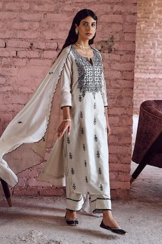 Karaj Jaipur Chanderi Thread Embroidered Kurta Set 