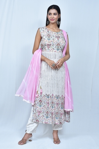 Khwaab by Sanjana Lakhani Floral Pattern Fit & Flare Kurta Pant Set