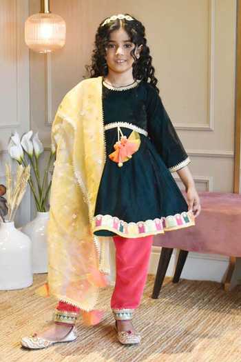 FAYON KIDS Embroidered Hem Velvet Kurta Pant Set 