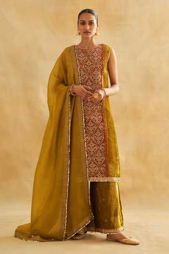 Taisha Pitta Hand Embroidered Kurta Set 