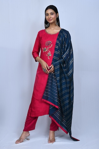 Nazaakat by Samara Singh Plain Kurta Set With Striped Dupatta