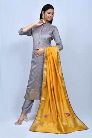 Nazaakat by Samara Singh Hand Embroidered Straight Fit Kurta Set
