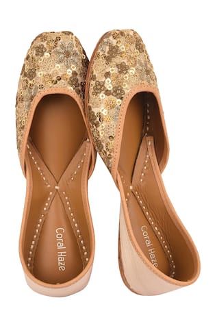 sequin-embroidered-juttis