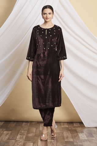 Nazaakat by Samara Singh Velvet Embellished Kurta & Pant Set