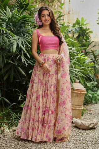 Engagement dresses Ideas -Storyvogue.com | Long gown design, Kerala  engagement dress, Wedding blouse designs