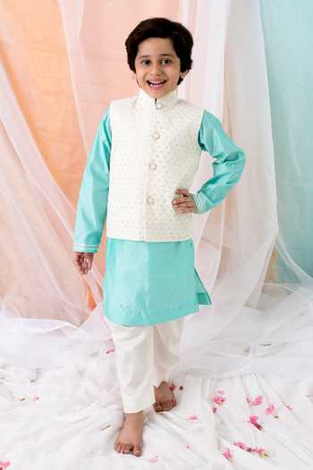 Chotibuti Embroidered Bundi & Kurta Set 