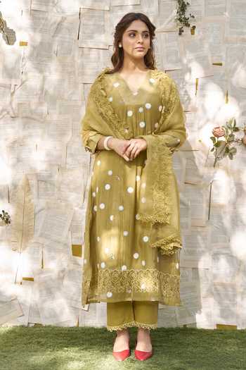 Naaz By Noor Daisy Thread Embroidered Kurta Pant Set 