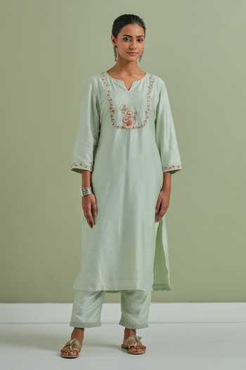 Priya Chaudhary Floral Embroidered Straight Kurta 