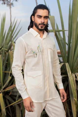 Placed Giraffe Embroidered Shirt 