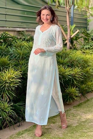 LABEL AISHWARYRIKA Chikankari Embroidered Round Neck Kurta 