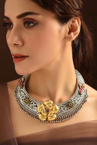 Kundan Embellished Hasli Necklace 