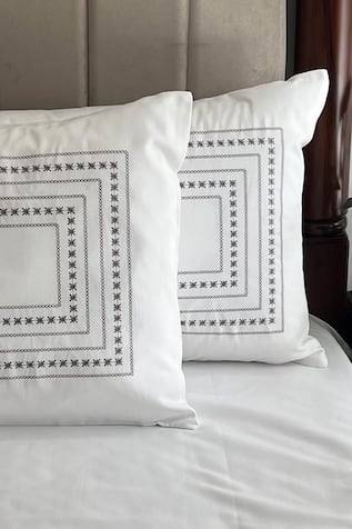 Sadyaska Minisol Thread Embroidered Bedsheet Set 