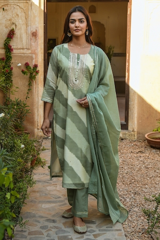 KARAJ JAIPUR Leheriya Pattern Chanderi Kurta Set