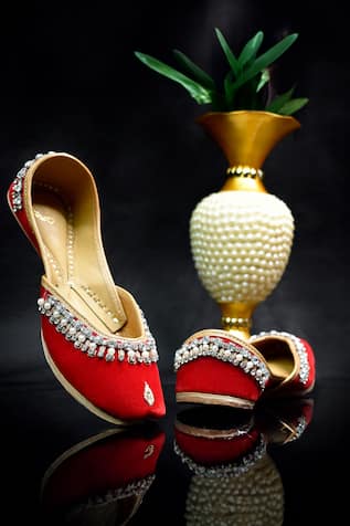 Vasfia Velvet Pearl Embroidered Juttis 