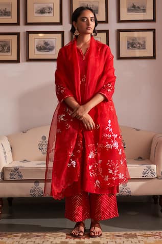 Label Earthen Laal Guchha Sitara Floral Embroidered Kurta Set 