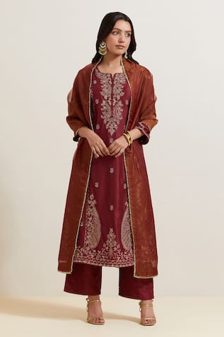 Priya Chaudhary Floral Embroidered Chanderi Silk Kurta Set 