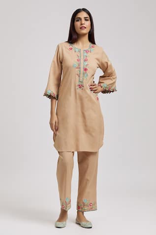 Tarini Vij Bloom Mirror Embroidered Kurta With Pant 