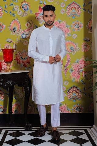 Yajy By Aditya Jain Pintuck Kurta Set 