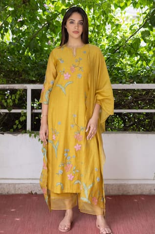 Vaayu Gardenia Bloom Applique Kurta Pant Set 