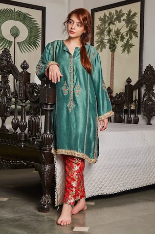 Bo tree Tulsi Floral Embroidered Kurta Pant Set 