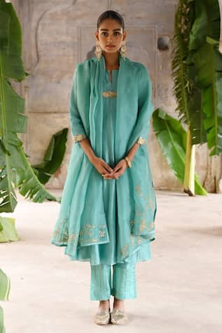 Deep Thee Bloom Crest Zari Embroidered Yoke Kurta Pant Set 