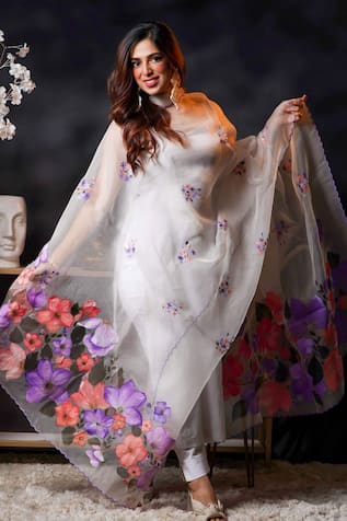 Avalipt Gulbahaar Floral Handpainted Dupatta 