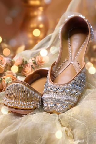 Ariadne Embroidered Juttis 