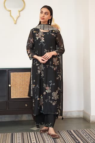 Vaayu Thread Embroidered Kurta Set 
