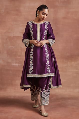 Sue Mue Ritul Zari & Thread Embroidered Kurta Set 