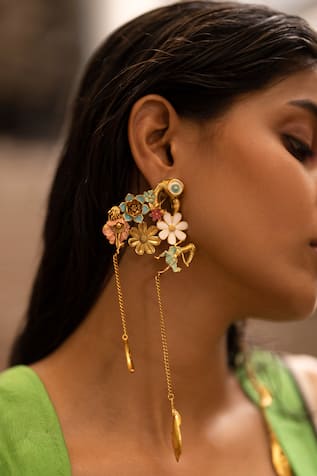 AK-OK Blooming Carved Long Earrings 