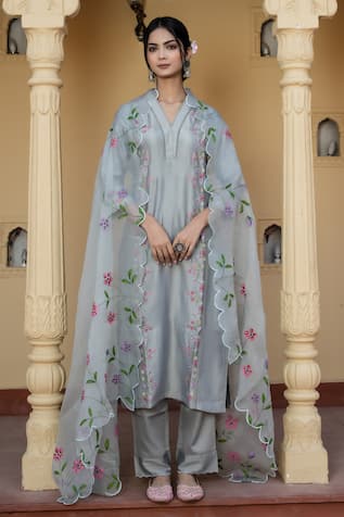 Mangalmay by Aastha Serenity Floral Embroidered Kurta Set 